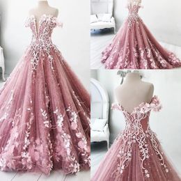 2022 Pink Princess Vestidos de noite desgaste longo fora do ombro apliques de cristal de renda 3d flowlal flowrs penas pombos Quinceanera Personalizado vestido de convidado