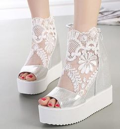 Sıcak Satış İpek Dantel Beyaz Gümüş Kama Sandalet Yüksek Platformu Topuklu Görünmez Yükseklik Artan Peep Toe Kadın Ayakkabı 2 Renk Boyutu 35 ila 39