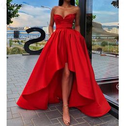 Prosta czerwona Sweetheart Neck Sukienka Satin A Line Hi-Lo z kieszeniami Plus rozmiar 2020 Rękawów Długa wieczorna suknia