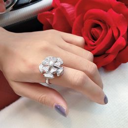 S925 Sterling Silver Round flower Ring Love form Ladies engagement ring Noble temperament Noble temperament Superior259i