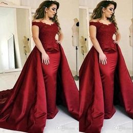 2020 Sexig arabisk mörkröd sjöjungfru aftonklänningar slitage av axel spetsar applikationer satin overskirts svep tåg formell fest klänning prom klänning