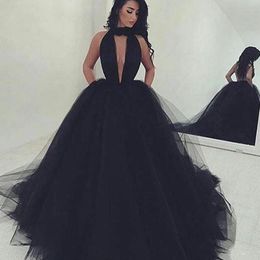 Vintage Keyhole Front Ball Gown Prom Dresses Halter Black Tulle Poofy Backless Formal Evening Gowns Long Plus Size Special Occasion Dresses