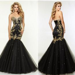 Abiti da sera sexy senza spalline neri Applique in pizzo dorato Abiti da ballo a linea in tulle Abito da donna lungo fino al pavimento