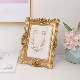 [DDisplay]Resin Photo Frame Golden Jewelry Display Stand Victorian Fashion Necklace Standing Showcase Rose Flower Pendant Display Holder