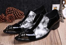 New 2019 Spikes Leather Shoes Men Fashion Metal Rivet Pointed Toe Men Shoes Printed Oxford Shoe Wedding Men Dress Shoes
