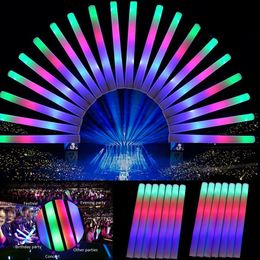 2019 coups de confettis Illuminez bâtons en mousse, 3 modes clignotant LED colorés stobe Stick Party, concert et événement, éponge coloré lueur bâton s flash bâton lumineux