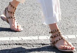 2021 Zapatos Mujer Colour Rivets Spiked Gladiator Flat Sandals Stones Studded Flip Sandal Big Size Designer Women's Shoes Summer