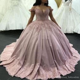 2020 Dusty Pink Ball Gown Quinceanera Klänningar Beaded Appliques Evening Prom-kappor Off-the-Shoulder Mexico Sweet 16 Celebrity Gowns