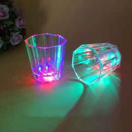 DHL Flüssigkeit aktivierte LED -Schnapsgläser mehrfarbiger Weinglas Spaß Leuchten 2 Unzen Becher kreativ im Angebot