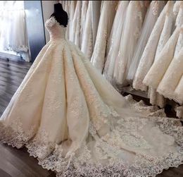 2019 Glamorous Ball Gown Ruffles Wedding Dresses Off the Shoulder Short Sleeve Appliques Saudi Arabic Wedding Gown Chapel Bridal Dress
