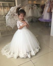 202 White Princess Ball Gown Flower Girls Dresses Jewel Neck Half Sleeves Lace Appliques Button Back Long Kids Birthday Girl Pageant Gowns