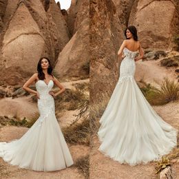 Sexy Strapless Mermaid Wedding Dresses Sleeveless Backless Appliqued Lace Boho Bridal Dress Ruched Tulle Sweep Train Robes De Mariée