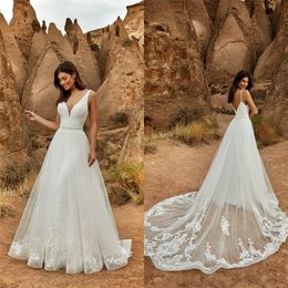Elegant A-line Wedding Dresses Sexy Spaghetti Strap Sleeveless Backless Appliqued Lace Ruched Satin Bridal Gowns Sweep Train Robes De Mariée