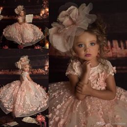 2020 Petal Power Pink Girls Pagenat Klänningar Prinsessan Crew Neck 3D Lace Appliques Cap Sleeve Lång formell Flower Girl Dresses