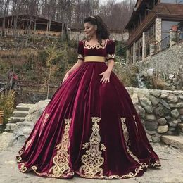 Arabic Scoop Neck Velvet Ball Gowns Quinceanera Dresses Short Sleeves Applique Sweep Train Princess Floor Length Evening Prom Dresses