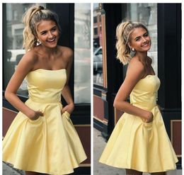 ホームカミングドレス黄色のかわいいサテンストラップレスラインカスタムメイドプラスサイズの膝の長さのテールパーティーガウンボーブ