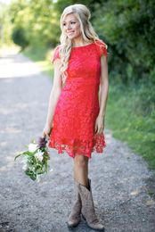 Rote, kurze Brautjungfernkleider mit voller Spitze, günstige Western-Country-Stil, Rundhalsausschnitt, Flügelärmel, rückenfreies Mini-Heimkehr-Cocktailkleid, günstige 242