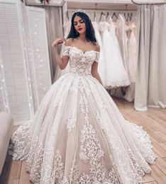 Splendida taglia Plus Abito da ballo in pizzo arabo Abiti da sposa Spalle scoperte Appliques Increspato Lungo giardino Abiti da sposa bohémien Maternità S s