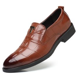 erkekler chaussure homme mariage Sapato sosyal erkekler kahverengi elbise kurumsal ayakkabılar için makosenler siyah timsah ayakkabı oxford resmi deri ayakkabı