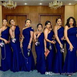 2020 저렴한 로얄 블루 어깨 하나 인어 신부 들러리 드레스 스윕 명예 드레스 플러스 사이즈의 기차 아프리카 나라 웨딩 게스트 드레스 메이드