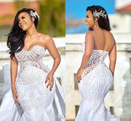 2020 Luxus-Perlen-Meerjungfrau-Brautkleid mit Spitzenapplikation, Satin, abnehmbare Kapellenschleppe, herzförmiger Ausschnitt, Illusion, Brautkleid in Übergröße