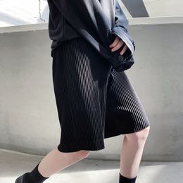 EWQ / men's wear Summer new 2020 pleated fabric black loose shorts for male korean trendy male's casual knee length pants 9Y2618 CX200701