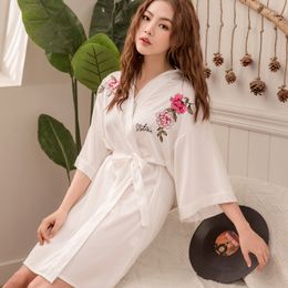 Soft Satin Bridesmaid Robes 2019 Victoria Design Bridesmaid Gifts Embroidery Bridal Party Robes Half Sleeves M L XXL Pajama Party Wear