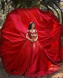 2020 Wunderschöne arabische rote Brautkleider Robes de Mariee Kalte Schulter Perlen Spitze Applikation drapiert Satin Ballkleider abiti da sposa Bridal