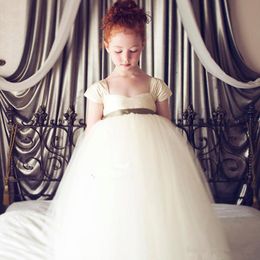 Lace Sheer Primeira Comunhão Vestidos para Meninas V Voltar Vestidos de Comunião Casamento Branco Flor Menina Vestidos