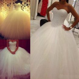 Günstige bauschige Ballkleid-Hochzeitskleider mit glitzernden Kristallperlen, glitzernden, ärmellosen, durchsichtigen, langen Sweep-Zug-formalen Brautkleidern in Übergröße