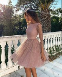 2020 Billiga Bling Short Mini Sexy Sequined Cocktail Dresses Blush Pink Sequins Lace Open Back Party Graduation Dresses Homecoming Gowns