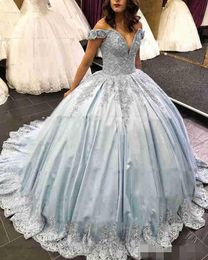 Blue Quinceanera Light Dresses Crystals Pärled Plunging V Neck Off the Shoulder Cap Hyls Satin Applique Sweet 16 Ball Gown
