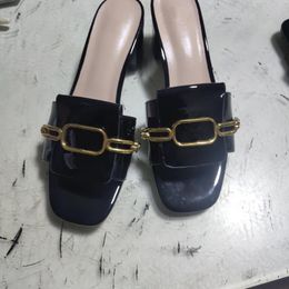 EuropClassic Sandali con tacco alto Lettere dorate grossolane in pelle di lusso Scarpe da donna in pelle scamosciata con tacco M Fibbia in metallo decorata con bottoni Sexy