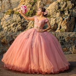 Blush Pink Lace бисер кристаллы Quinceanera платье выпускного вечер Sheer шея мантия шарик Sparkly вечер партия Сладкие 16 Платье