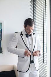 New Fashionable One Button White Wedding Groom Tuxedos Peak Lapel Groomsmen Men Suits Prom Blazer (Jacket+Pants+Tie) 053