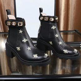 2019 Mulheres da moda Sapatos de Moda Botas Britânicas Dedo Do Pé Redondo Martin Botas Fivela de Alça Chunky Calcanhar Dedos Redondos Strass marca Ankle Boots 35-42