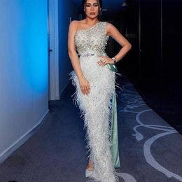 Feather Sheath Prom Dresses One Shoulder Beaded Crystal Dubai Arabic Split Evening Dress Formal Party Wear Robes De Soire