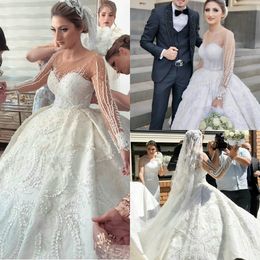 Sheer manga comprida apliques florais de luxo Um casamento Linha Vestidos Lace 3D frisada Jewel vestido de casamento Sweep Trem Tulle Robes De Mariée