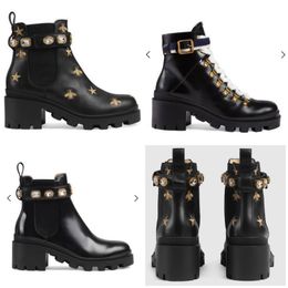 2020 Nuovi stivali da donna femminile tacco grezzo testa tonda Lace up Martin Stivali in pelle corto autunno inverno caviglia Fenicotteri Love Arrow Scarpe in pelle