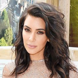 Kim Kardashian lange gewellte Bob-Promihaarperücken nass leimlose Full-HD-Frontal-Brasilianer-Remy-Perücken 150 % Dichte 16 Zoll