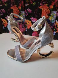 2019 Der neue Stil klassischer Schuhe, Slipper, metallische Sandalen mit hohen Absätzen, modische Sandale, sexy Sandale, Pariser Supermodel-Show