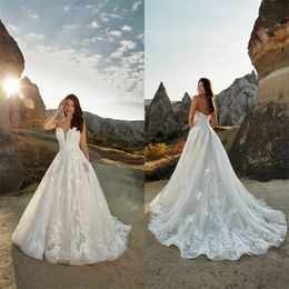 Sexy Strapless A-line Wedding Dresses Sleeveless Backless Appliqued Lace Bridal Gowns Ruched Tulle Sweep Train Robes De Mariée Cheap