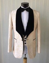 Popular Champagne Jacquard Men Wedding Tuxedos Velvet Shawl Lapel Groom Tuxedos Men Dinner/Darty Dress 3 Piece Suit(Jacket+Pants+Tie+Vest)18