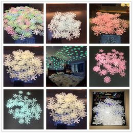 Snowflake Wall Stickers Decal Glow In The Dark Baby Kids Bedroom Home Decor Colour Luminous Fluorescent Wall Stickers Decal