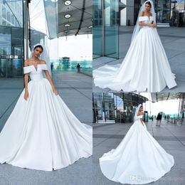 Satin Crystal Design Dresses Sexig från axel rygglös enkel sommarstrand brudklänningar svep Train En linje bröllopsklänning