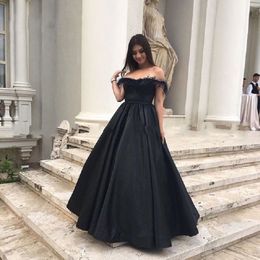 Abiti da ballo da sera a-line neri unici con piume 2019 fuori spalla Empire Dress abito da ballo lungo una lunga occasione per ragazze femminile festa