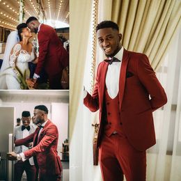 2019 Red Bridegroom Tuxedos Peaked Lapel Best Man Suits Three Pieces Custom Made Suit Mens Prom Gowns (Jacket+Vest+Pants)