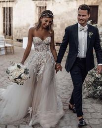 Vestido de espartilho sem alças puro vestidos de noiva plissados ​​de tule adornado vestidos de noiva de cristal incrustado apliques dramáticos manto de mariee