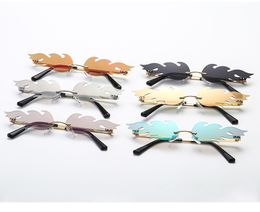 Wholesale-designer flame sunglasses men and women luxury metal frameless street shooting sunglasses Europe and American narrow glasses