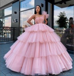 Boll plus storlek klänning rosa quinceanera en axel tyll söt 16 tiered svep tåg balklänningar vestidos de 15 anos
